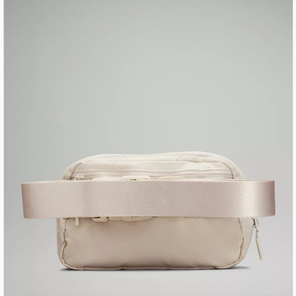 🆕️ LULULEMON EVERYHERE BELT BAG - WHITE OPAL - Picture 4 of 14